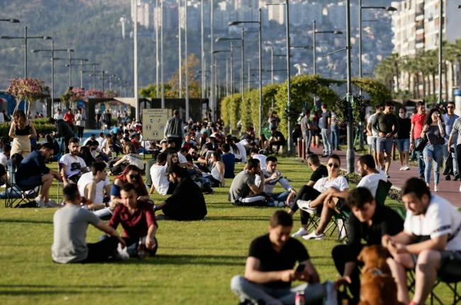 İzmir Kordonboyu'nda hafta sonu yoğunluğu